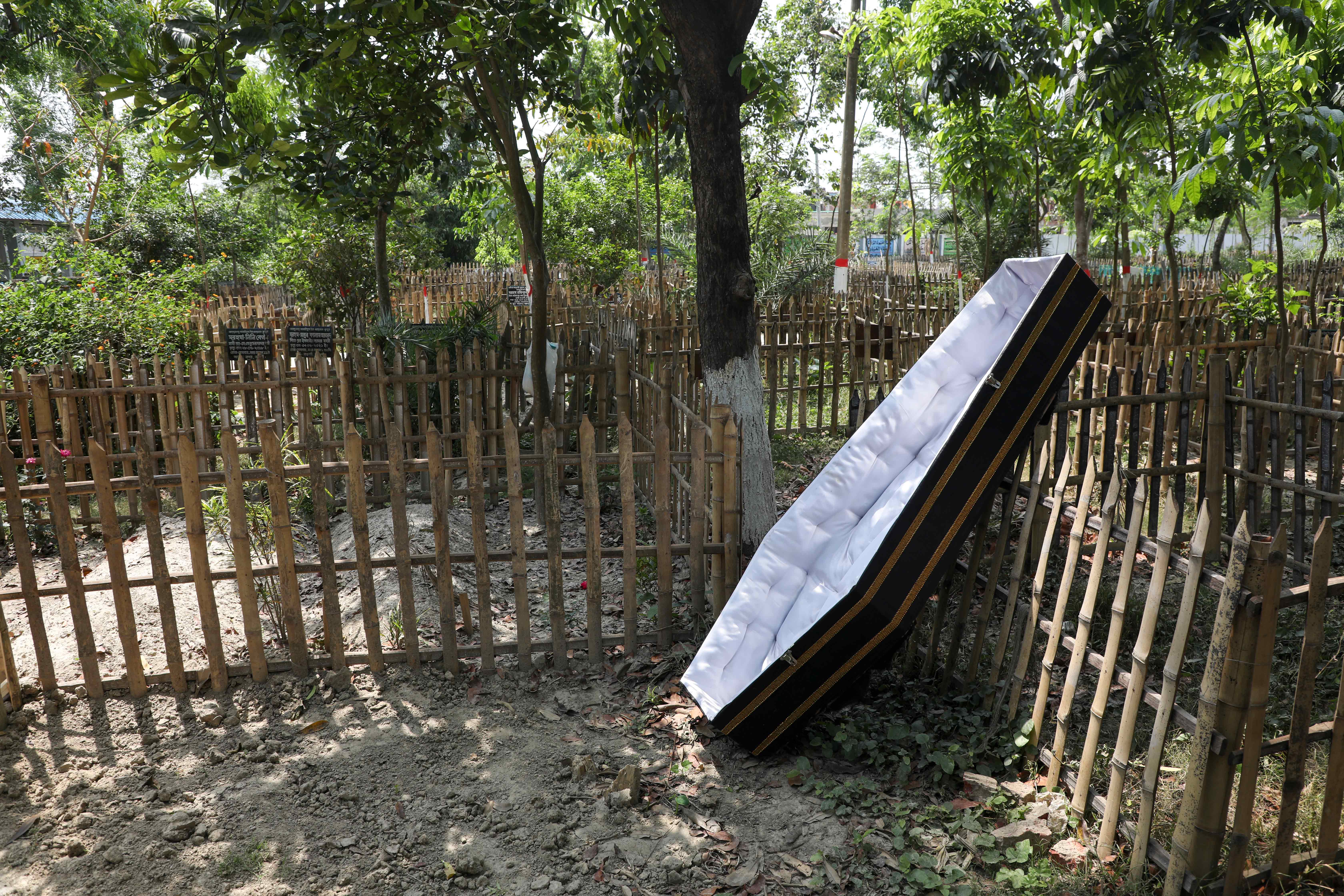 Shadows-without-graves_06